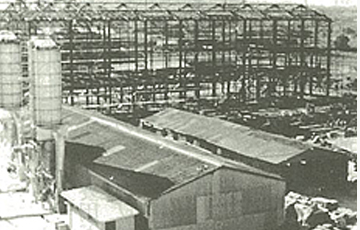 1975年　四日市工場（建設中）
